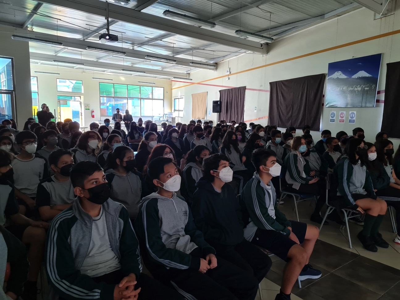Estudiantes de 7° y 8° presenciaron la  obra «Extranjero… el último Hain»