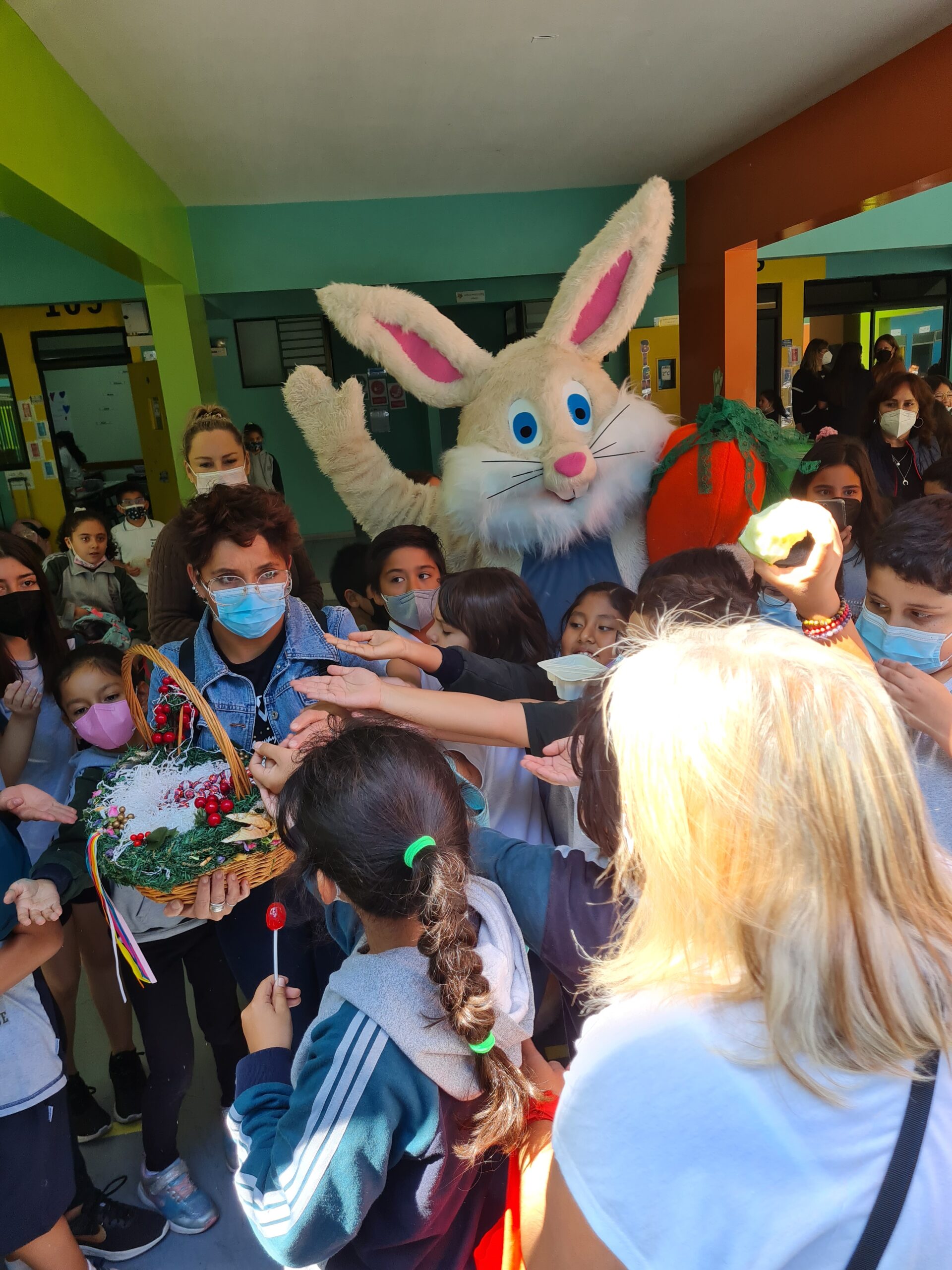 El Conejito de Pascua visita a los niños y niñas del Colegio Hispano Británico