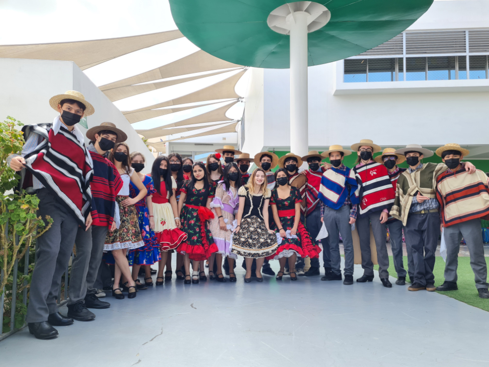 Presentación de bailes típicos de nuestro folklore nacional a los niños y niñas del Jardín Hispano Británico.