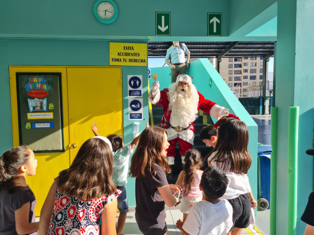 Visita del Viejito Pascuero a los hijos e hijas de los funcionarios y funcionarias del Colegio Hispano Británico