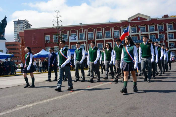 Desfile escolar en homenaje a las Glorias Navales