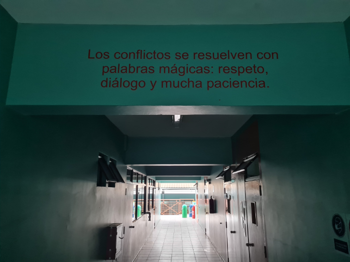 Inspiración en cada rincón: frases en los pasillos sorprenden a los estudiantes del colegio Hispano Británico