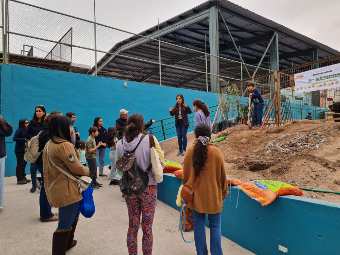 Estudiantes del nivel 3° Básico del Taller de Huerto Urbano, plantan árboles en el Colegio