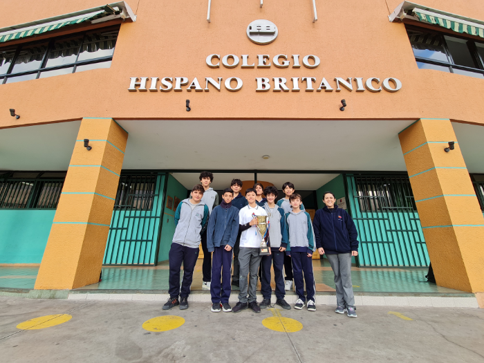 Ganadores regionales de voleibol de los Juegos Nacionales Escolares 2023 visitan al Director
