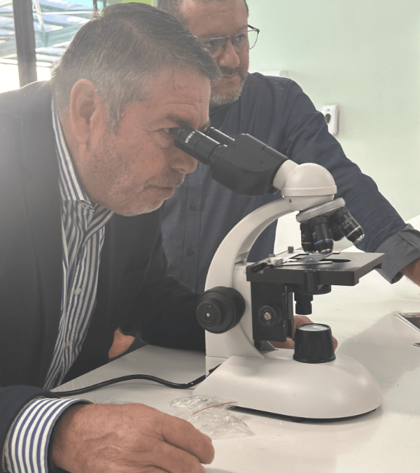 El Departamento de Ciencias del Colegio Hispano Británico recibió seis microscopios de última generación para mejorar la enseñanza de Biología, Química y Ciencias Naturales