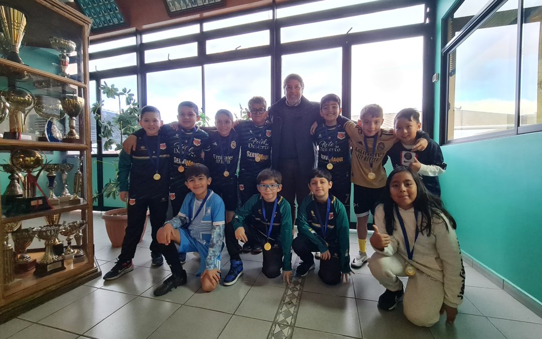 Jóvenes destacados son felicitados por el Director
