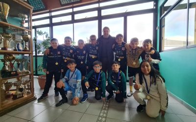 Jóvenes destacados son felicitados por el Director