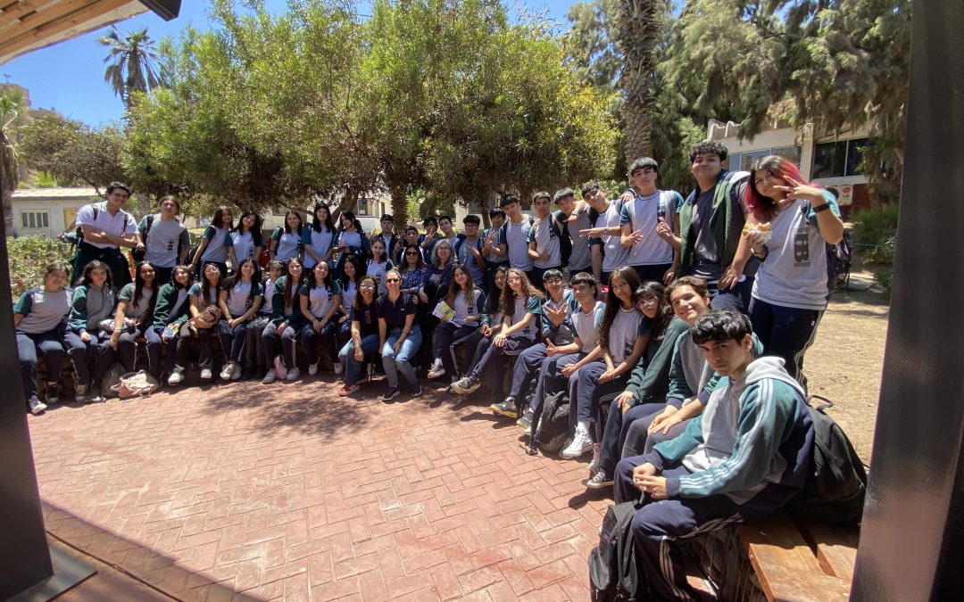 Estudiantes del electivo de Biología Celular y Molecular Visitan la Universidad Arturo Prat