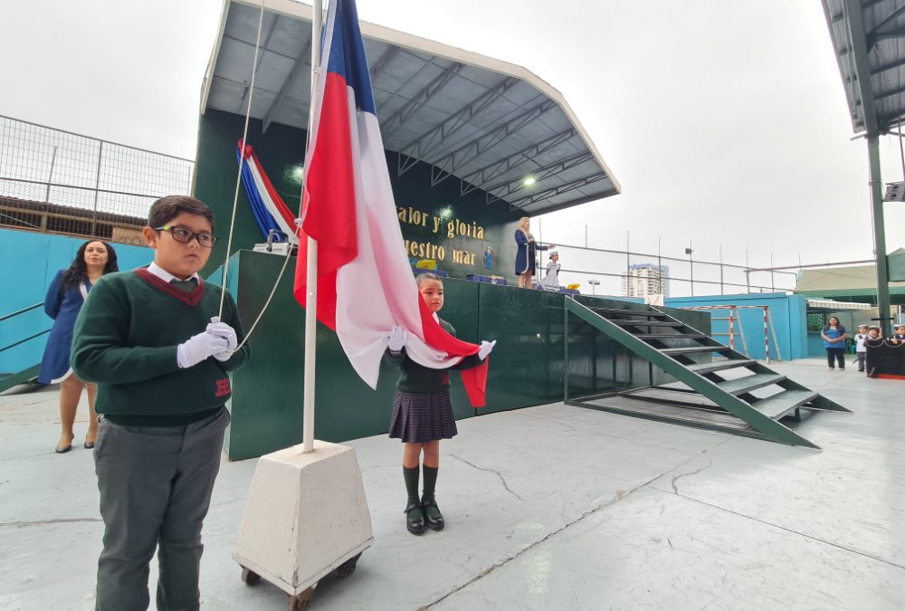 Estudiantes brillan en acto cívico con emotivo homenaje a las Glorias Navales