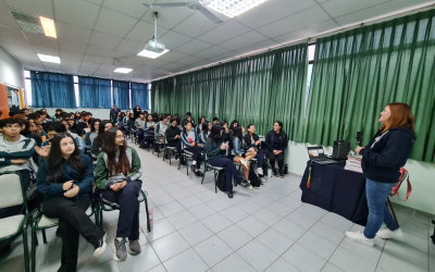 Charla de la Universidad de Chile orienta a estudiantes de IV Medio 
