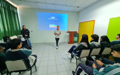 La Feria Vocacional CHB aún continúa: Universidad del Desarrollo expone a estudiantes de IV Medio