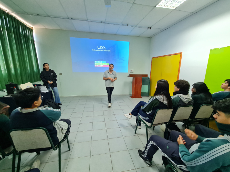 La Feria Vocacional CHB aún continúa: Universidad del Desarrollo expone a estudiantes de IV Medio