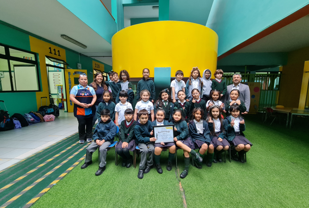 Director entrega reconocimiento a cursos que participaron en las Onces Solidarias