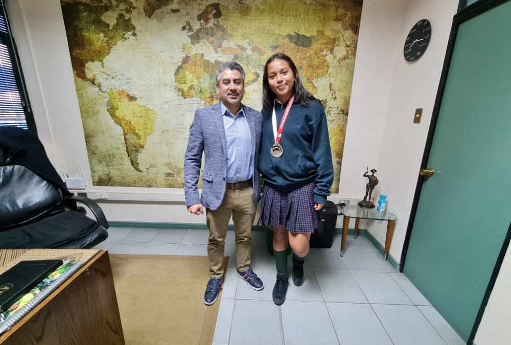 Tahira visita al Director para recibir las felicitaciones por sus logros