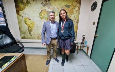 Tahira visita al Director para recibir las felicitaciones por sus logros