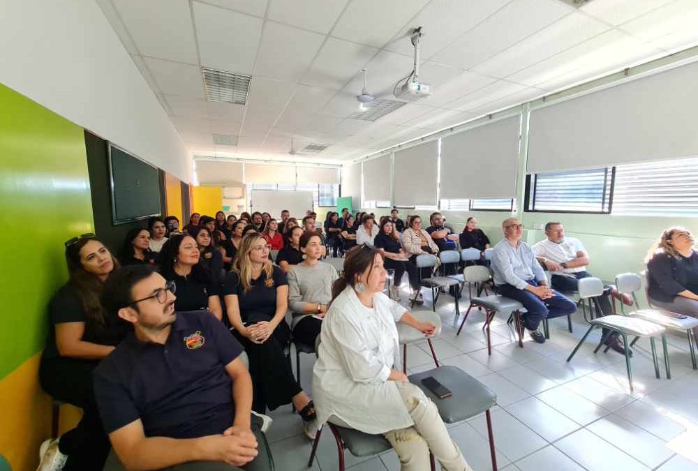 Funcionarios del Colegio Hispano Británico participan en charla preventiva por campaña de influenza 2026