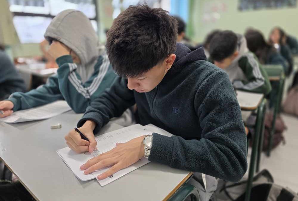 Con la mirada puesta en el futuro: estudiantes de IV Medio completan su sexto ensayo PAES del semestre