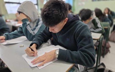 Con la mirada puesta en el futuro: estudiantes de IV Medio completan su sexto ensayo PAES del semestre