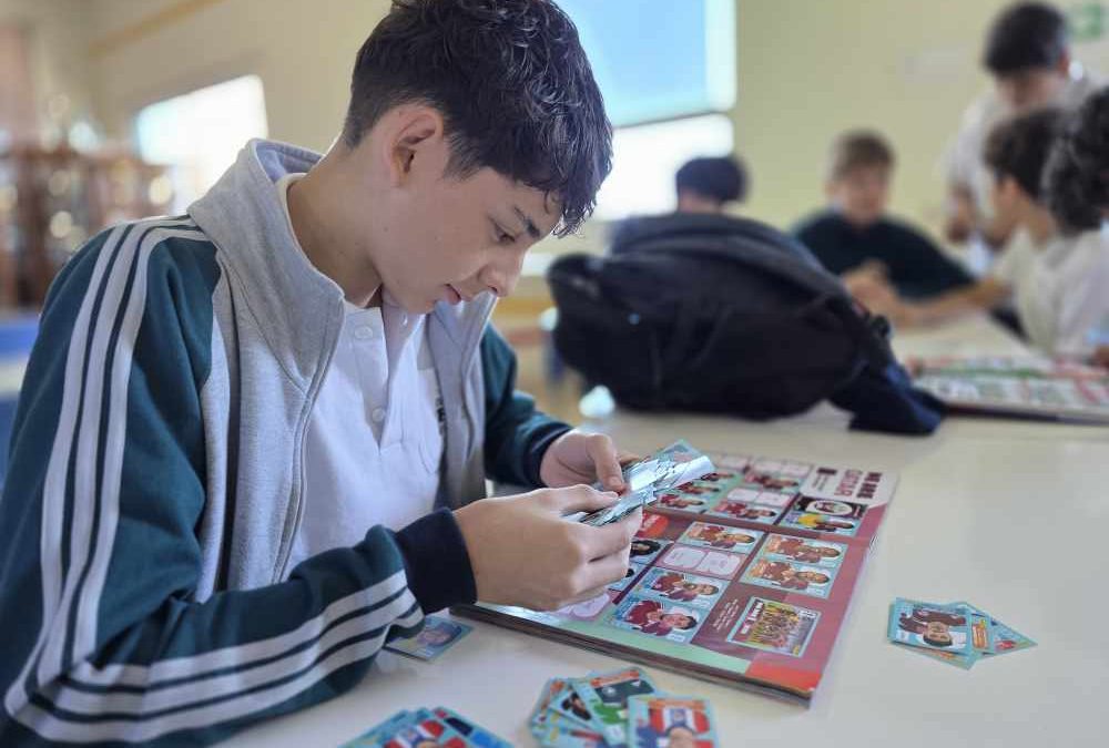 La pasión por el fútbol se vivió en comunidad: estudiantes participaron en gran cambiatón de láminas del Mundial 2026