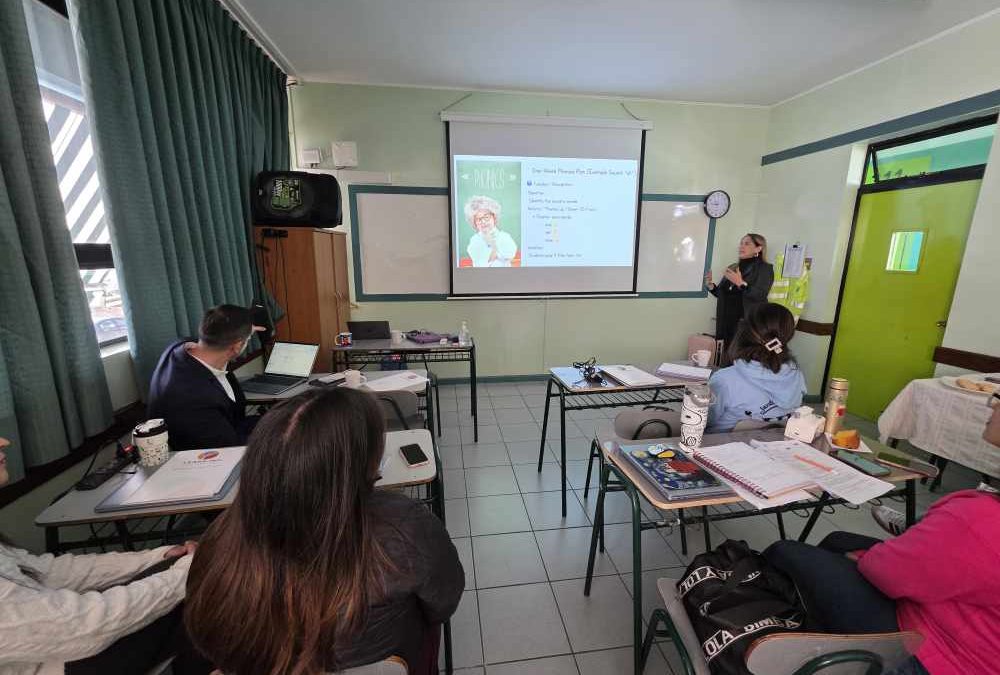 Docentes del Departamento de Inglés fortalecen sus metodologías junto a especialista internacional