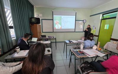 Docentes del Departamento de Inglés fortalecen sus metodologías junto a especialista internacional