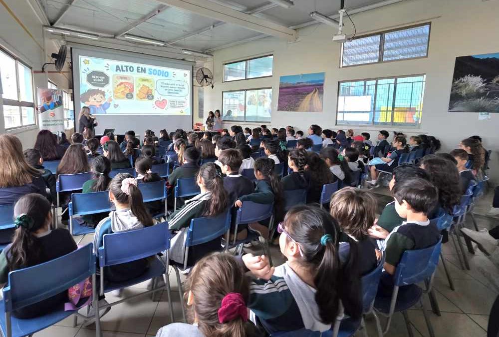 Estudiantes de Educación Básica participan en charlas sobre hábitos de vida saludable