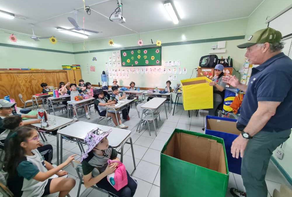 Pequeños recicladores: estudiantes de 1° y 2° Básico aprenden a cuidar el medio ambiente
